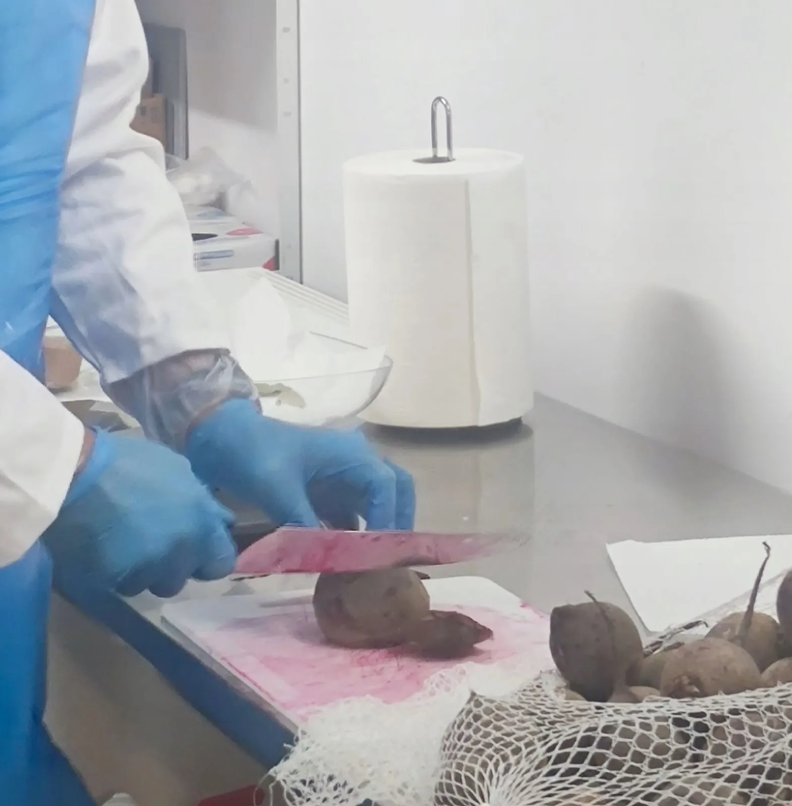 Krojenie ekologicznych buraków na zakwas w manufakturze